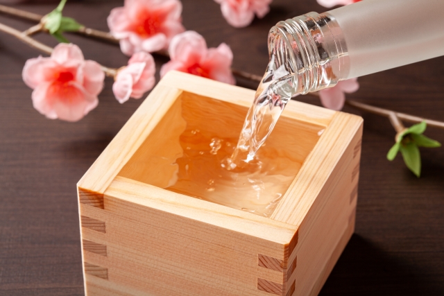 枡に日本酒を注ぐ様子